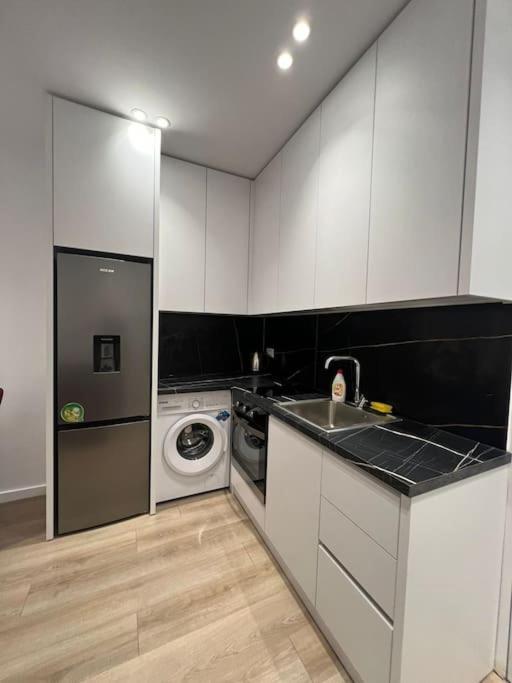 Spacious Apartment Ish-Blloku Area ติรานา ภายนอก รูปภาพ
