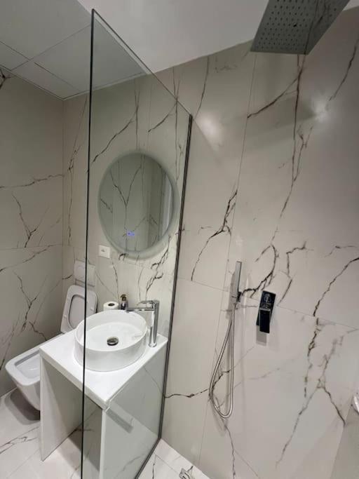 Spacious Apartment Ish-Blloku Area ติรานา ภายนอก รูปภาพ